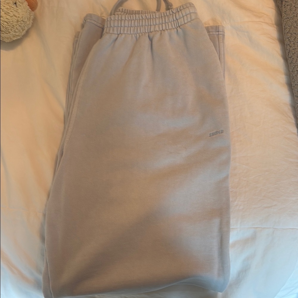 Skims sweatpants!